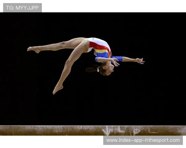 体操单杠运动员失手空翻仍成功落地