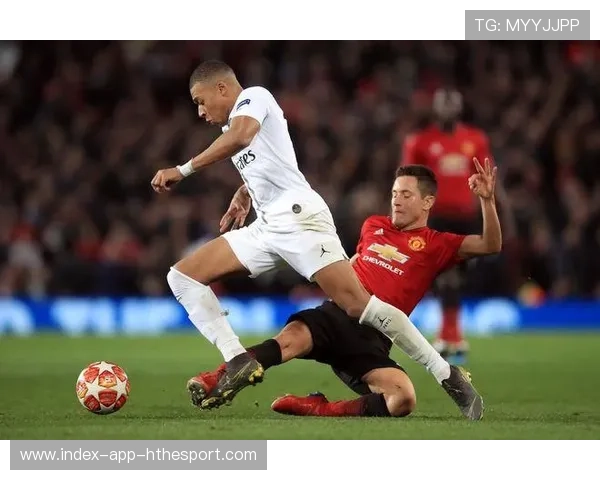 姆巴佩被拍进健身房深蹲到天亮,努力照感动人 姆巴佩被拍进健身房深蹲到天亮,努力照感动人