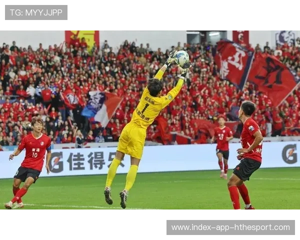 球员赛后向球迷赠球衣，暖心互动登上热搜榜