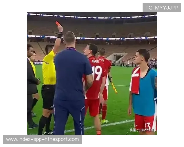 足球裁判连吹三张黄牌