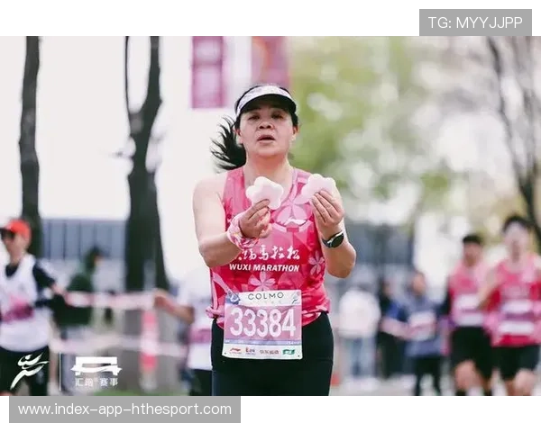 运动场“暖心瞬间”：运动员全力拼搏的一刹那！