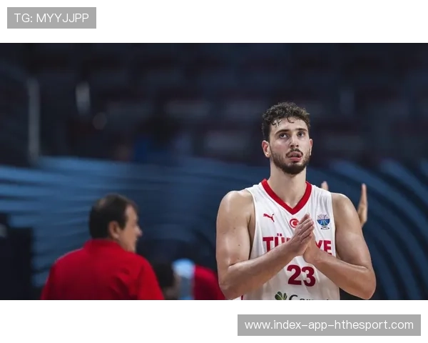 申京篮下强攻完成2+1，单场39分统治火箭步行者之战