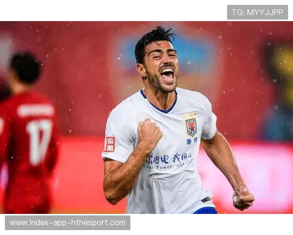 黄政宇中场拦截后长传发动反击：一脚撬动全场的艺术